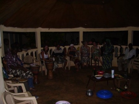 La soirée Togolaise avec le chef du village et les volontaires de l'association.